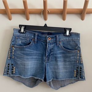 LUCKY BRAND MALIBU SHORT! stretch denim with slight distressing & boho detail.